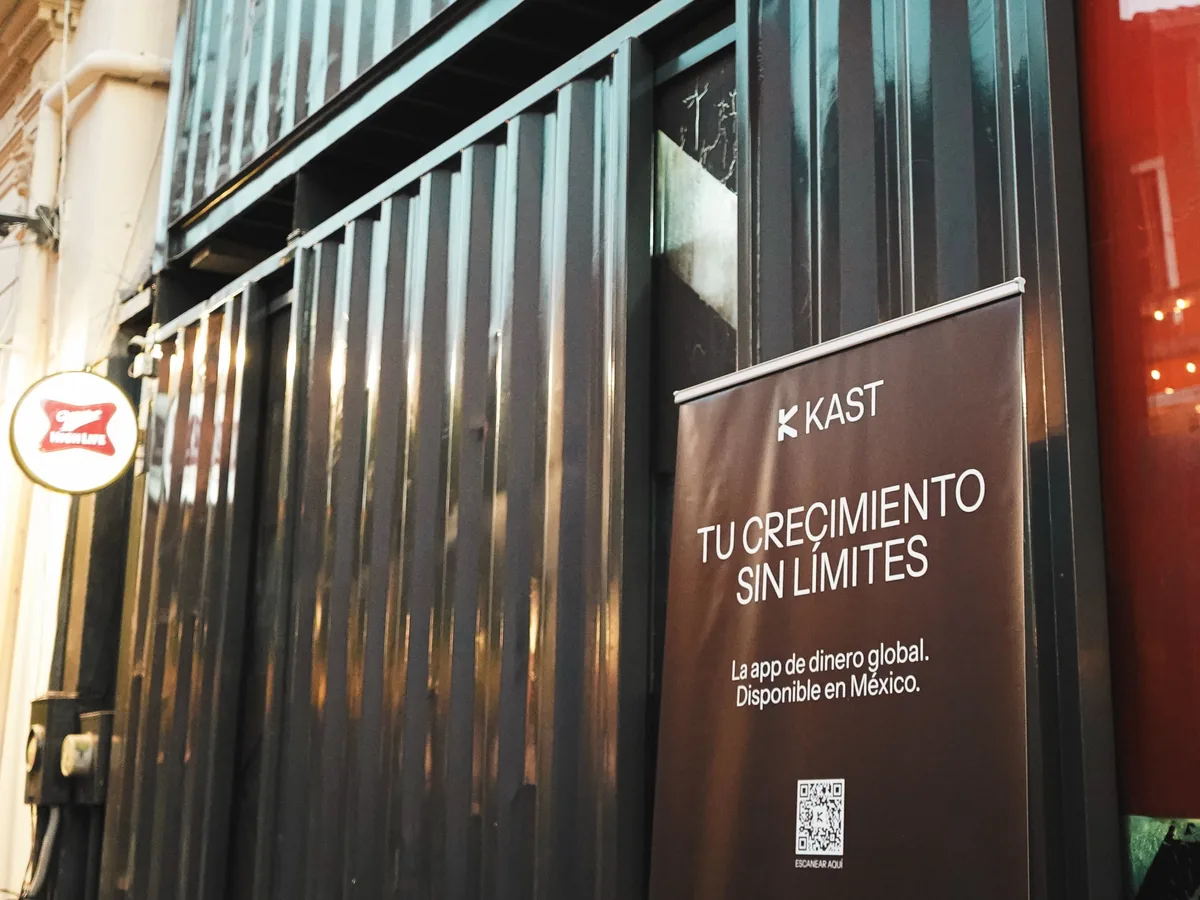 KAST banner: Tu crecimiento sin límites, la app de dinero global, disponible en México